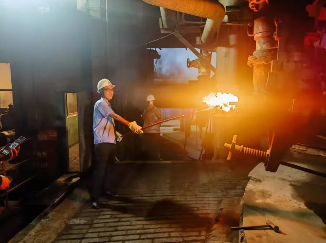 煉鐵高爐順利點火啟動